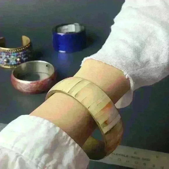 Bracelets bundle of 4 vintage to morden style bracelets - Picture 17 of 17